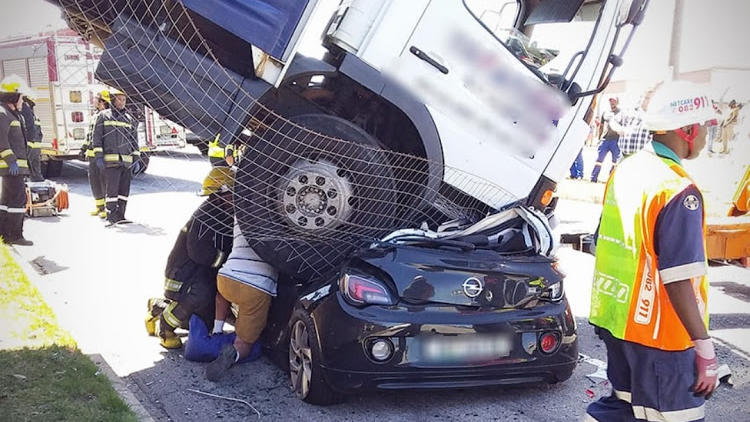 Opel-Fahrerin von LKW beinahe erschlagen