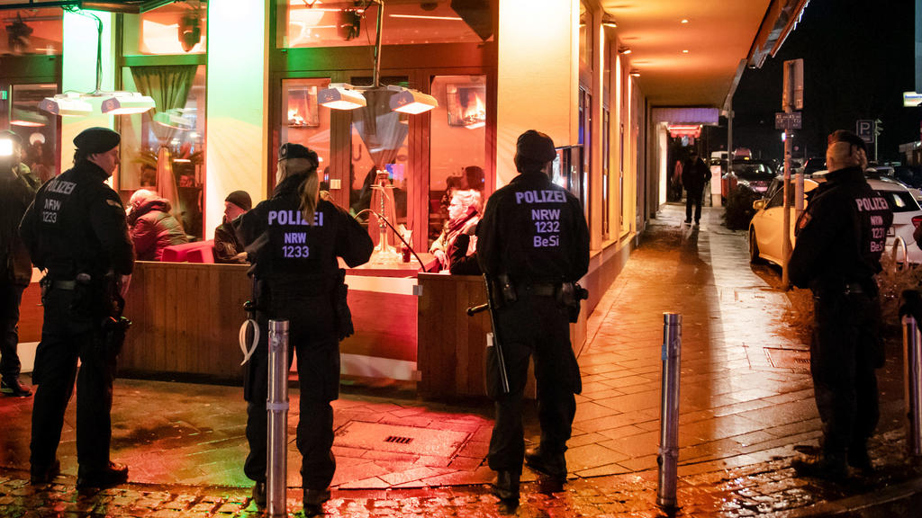 ARCHIV - 12.01.2019, Nordrhein-Westfalen, Bochum: Polizisten stehen vor einer Shisha-Bar während einer Razzia von Zoll und Polizei. (zu dpa Geisel: Langer Atem im Kampf gegen Clan-Kriminalität nötig) Foto: Bernd Thissen/dpa +++ dpa-Bildfunk +++