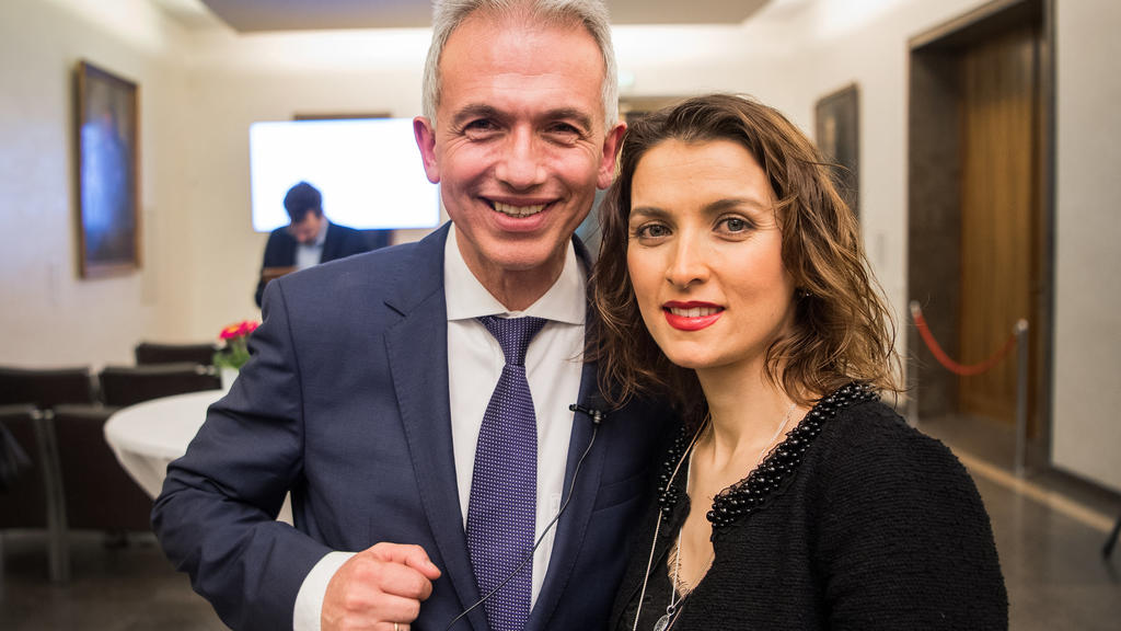 ARCHIV - 11.03.2018, Hessen, Frankfurt/M.: Peter Feldmann (SPD), Oberbürgermeister von Frankfurt am Main, zusammen mit seiner Frau Zübeyde. Feldmann hat in einer Stellungnahme betont, er habe keinen Einfluss auf das Gehalt seiner heutigen Ehefrau als
