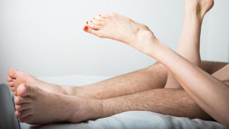 Mitten in der Nacht mit Sex überraschen.