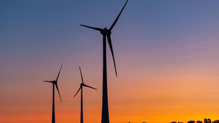 ARCHIV - 26.07.2019, Brandenburg, Mallnow: Windräder sind vor einem farbenprächtig leuchtenden Morgenhimmel kurz vor Sonnenaufgang zu sehen. (zu "Brandenburg stimmt über Klimapaket ab") Foto: Patrick Pleul/dpa-Zentralbild/dpa +++ dpa-Bildfunk +++