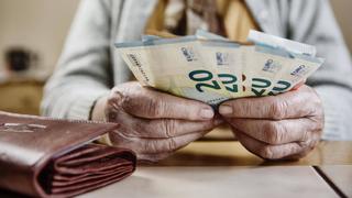  Hand einer Seniorin mit Euroscheinen, zählt ihr Geld, Deutschland, Europa *** Hand of a senior citizen with euro notes counts her money Germany Europe Copyright: imageBROKER/JanxTepass ibxjte04634744.jpg Bitte beachten Sie die gesetzlichen Bestimmungen des deutschen Urheberrechtes hinsichtlich der Namensnennung des Fotografen im direkten Umfeld der Veröffentlichung!