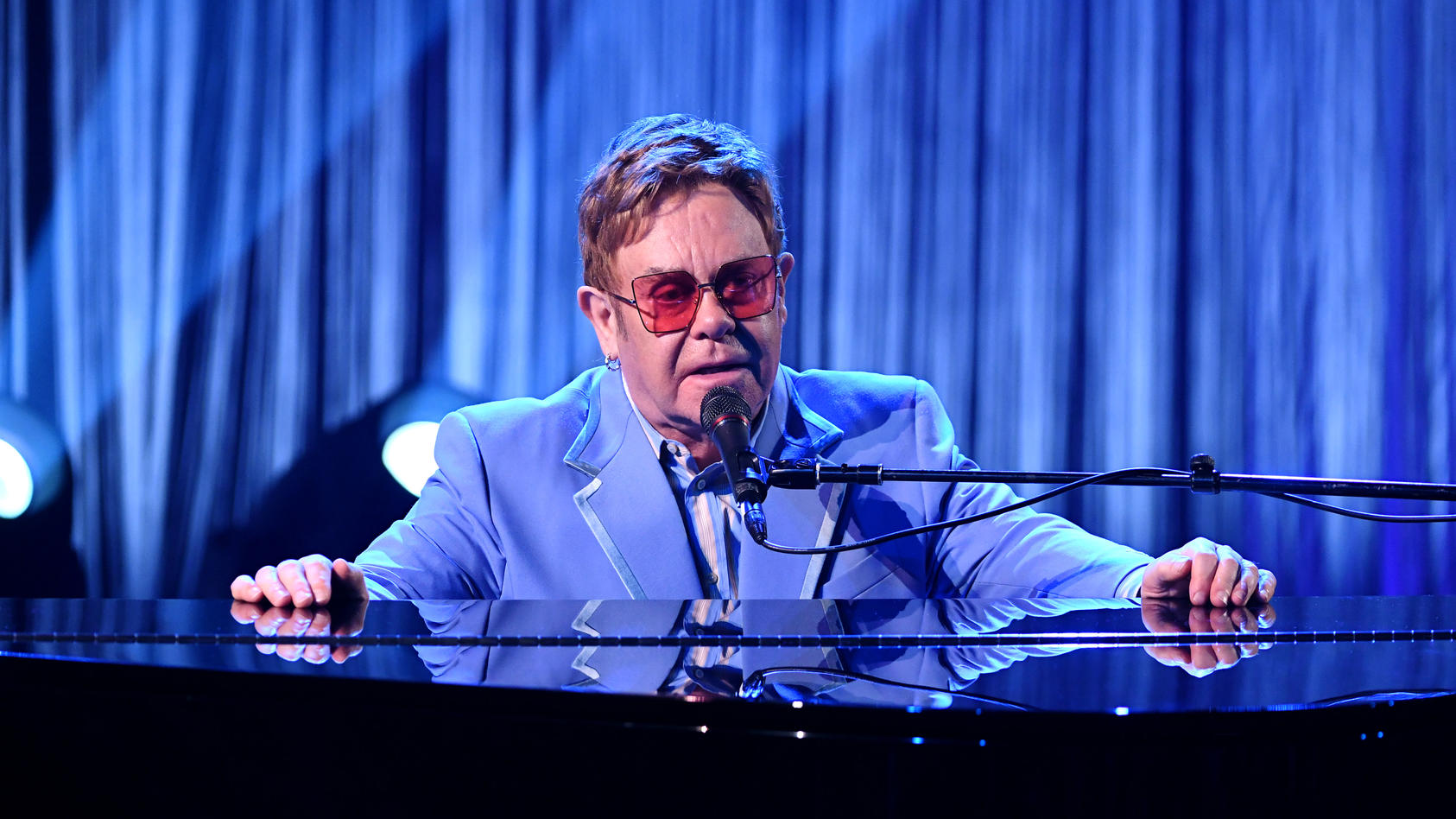 Während eines Konzerts nässte sich Entertainer Elton John ein.