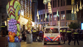 dpatopbilder - 29.11.2019, Niederlande, Den Haag: Polizisten stehen in einer Einkaufsstraße. Im Zentrum von Den Haag hat am 29.11.2019 ein Mann mit einem Messer um sich gestochen und drei Menschen verletzt. Foto: Phil Nijhuis/AP/dpa +++ dpa-Bildfunk +++