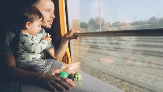  Father and baby girl traveling by train looking out of window model released Symbolfoto PUBLICATIONxINxGERxSUIxAUTxHUNxONLY GEMF01813