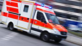 Ein Rettungswagen fährt über eine Straße