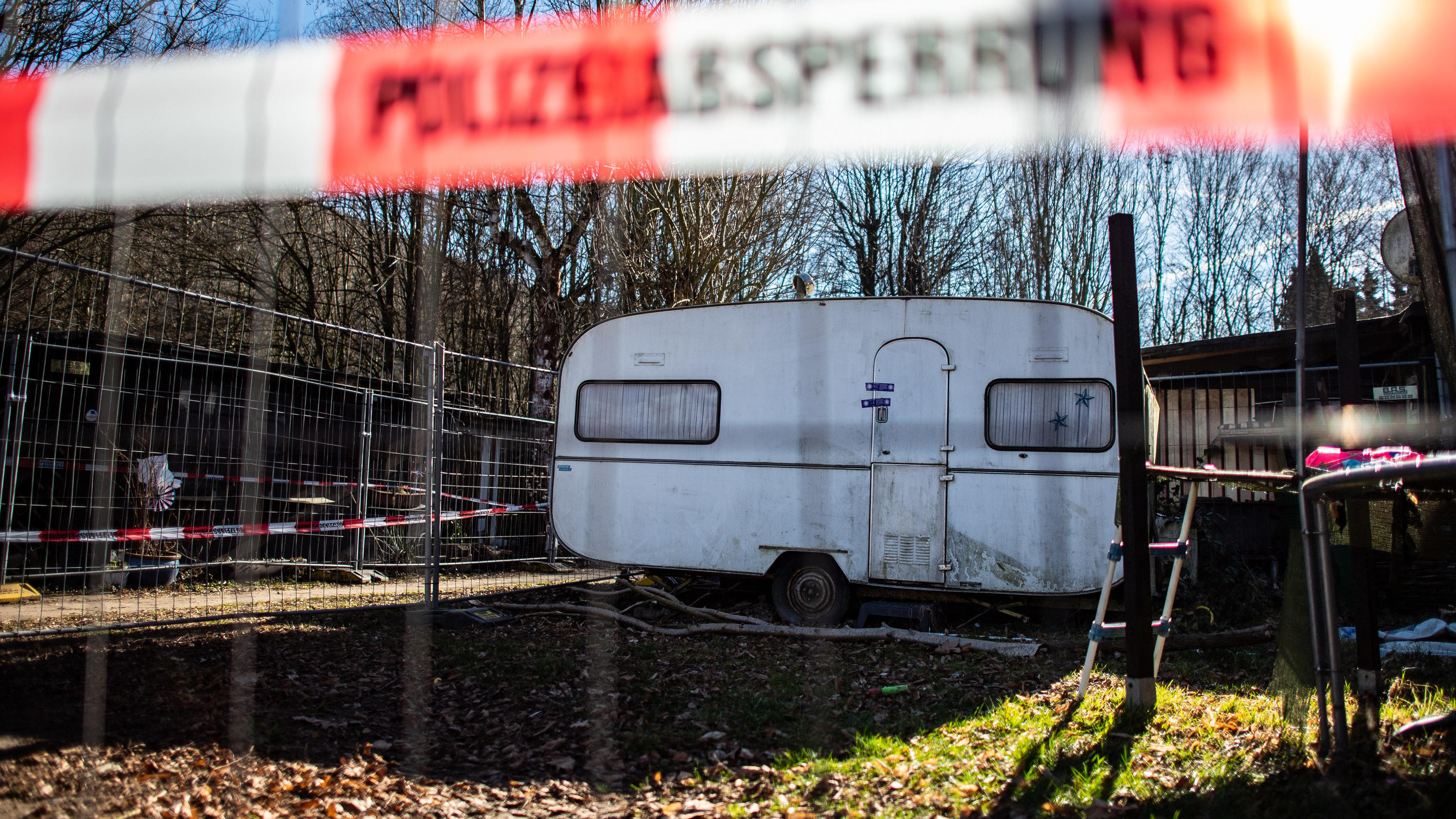 24.02.2019, Nordrhein-Westfalen, Lügde: Auf dem Campingplatz Eichwald in der inzwischen eingezäunten Parzelle des mutmaßlichen Täters steht der versiegelte Campingwagen, aus dem die Beweismittel stammen, die mittlerweile verschwunden sind. Auf dem Ca