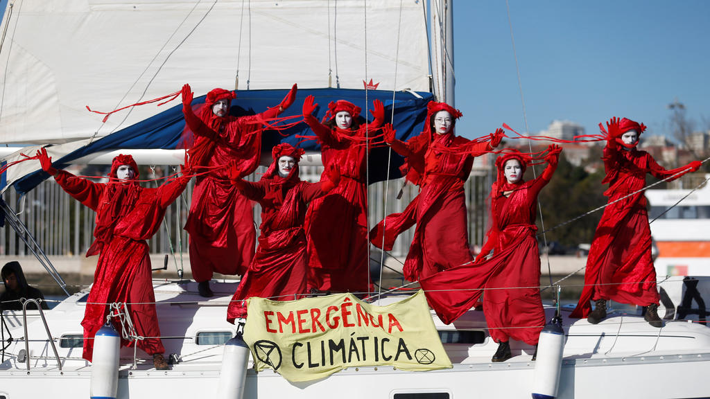 Environmental activists welcome climate change activist Greta Thunberg as she arrives aboard the yacht La Vagabonde at Santo Amaro port in Lisbon, Portugal December 3, 2019. REUTERS/Rafael Marchante