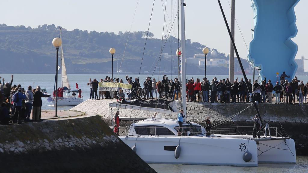 03.12.2019, Portugal, Lissabon: Greta Thunberg, Klimaaktivistin aus Schweden, trifft mit dem Katamaran «La Vagabonde» in der portugiesischen Hauptstadt ein. Nach Informationen portugiesischer Zeitungen fährt Thunberg am Abend per Zug zur Weltklimakon