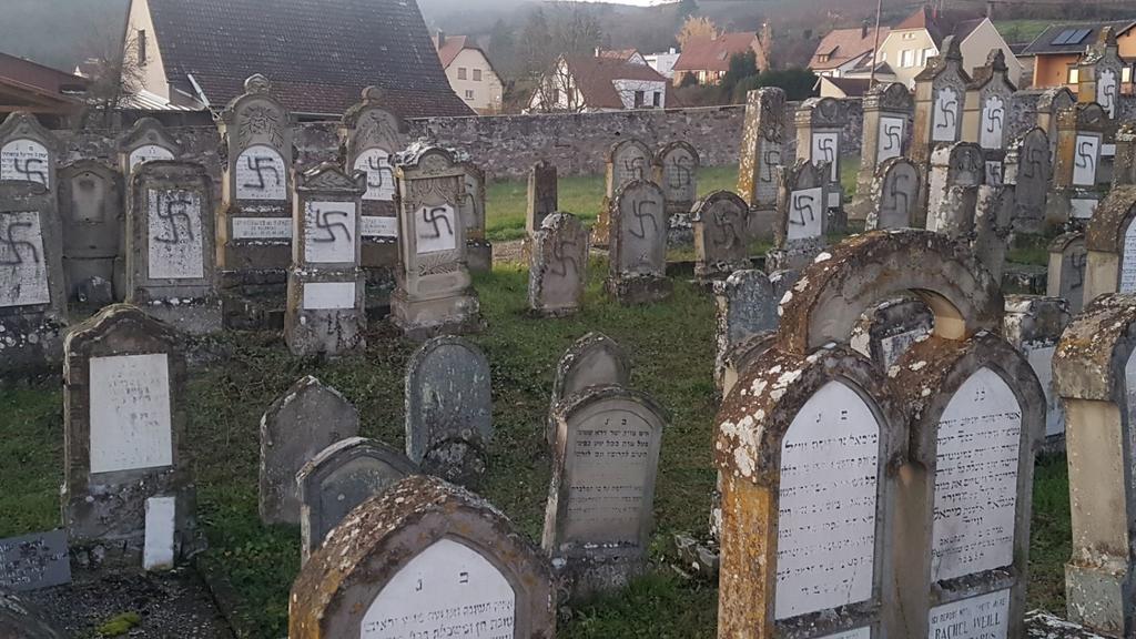 Grabsteine auf einem jüdischen Friedhof in Westhoffen mit Hakenkreuzen beschmiert
