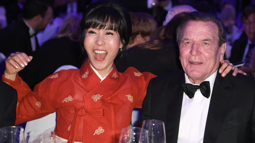 11.02.2019, Berlin: Altbundeskanzler Gerhard Schröder (SPD) und seine südkoreanische Frau Soyeon Kim lachen bei der "Cinema for Peace Gala" im Westhafen Event & Convention Center. Foto: Britta Pedersen/dpa +++ dpa-Bildfunk +++