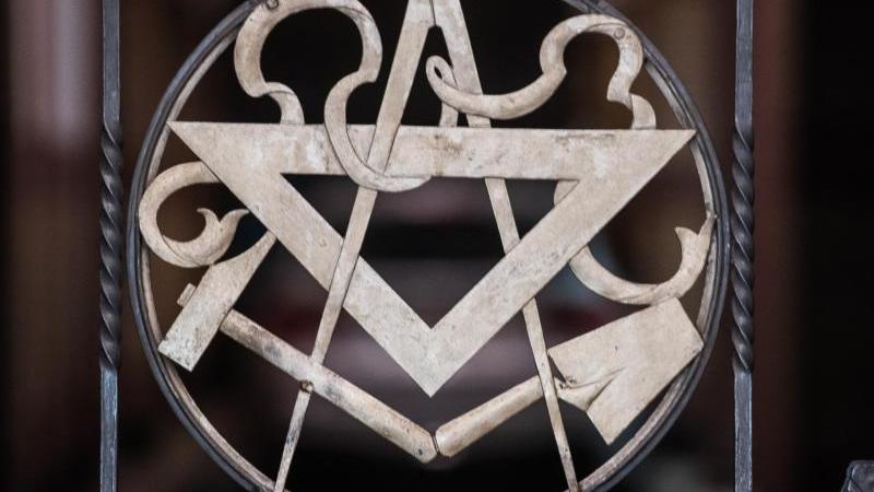 Symbole der Freimaurer im Tor zur Loge