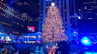 04.12.2019, USA, New York: Der Weihnachtsbaum am Rockefeller Center leuchtet bunt und hell im Lichterglanz, nach der Zeremonie zum Anschalten der Beleuchtung für den Baum. Foto: Benno Schwinghammer/dpa +++ dpa-Bildfunk +++