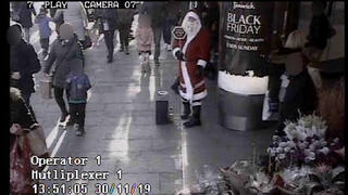 Der Fake-Weihnachtsmann steht in einer beliebten Einkaufsmeile.