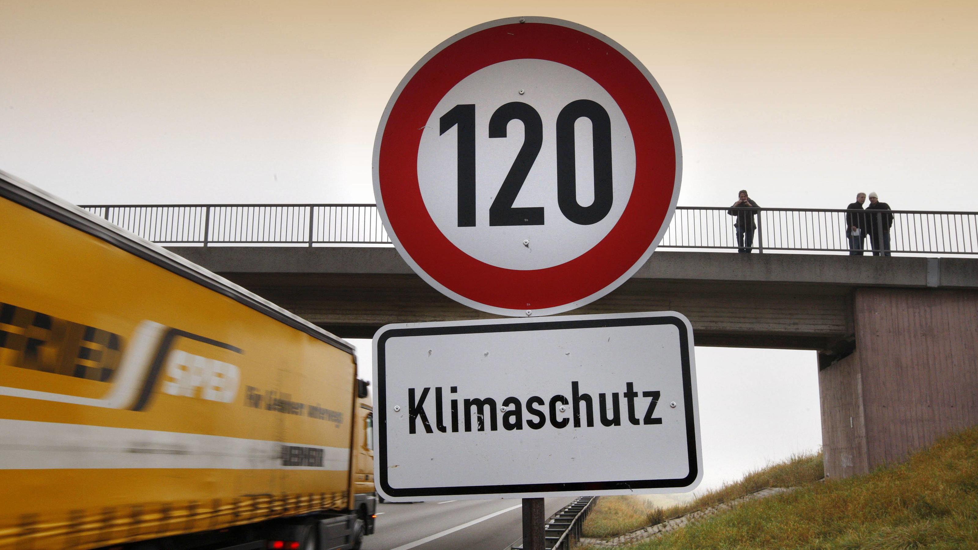 Bundesumweltamt fordert Tempo 120