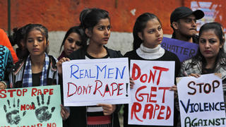 dpatopbilder - 03.12.2019, Indien, Neu Delhi: Aktivistinnen halten Banner und protestieren gegen Vergewaltigung und Gewalt gegen Frauen und Mädchen in Indien. In mehreren indischen Städten gingen Frauen nach dem Fund einer vergewaltigten und getöteten 27-jährigen Tierärztin auf die Straßen. In Indien gibt es immer wieder Fälle von sexueller Gewalt gegen Frauen und Kinder, die auch international Bestürzung auslösen. Foto: Manish Swarup/AP/dpa +++ dpa-Bildfunk +++