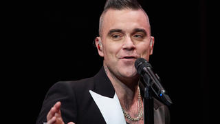 05.12.2019, Hamburg: Der Sänger Robbie Williams steht auf der Bühne im Kehrwieder Theater und gibt ein Fankonzert. Foto: Georg Wendt/dpa +++ dpa-Bildfunk +++
