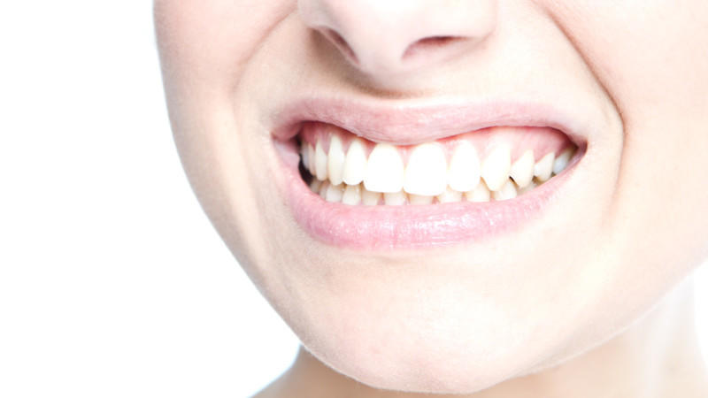 Gesunde Zähne sind nicht nur für ein gepflegtes Äußeres wichtig: Die Zahngesundheit steht in enger Beziehung zu dem allgemeinen Wohlbefinden und den Organen.