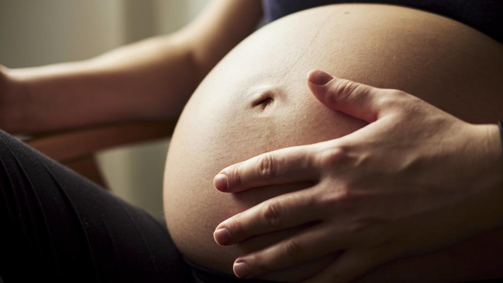 Pregnant woman, hand on baby belly model released Symbolfoto property released PUBLICATIONxINxGERxSUIxAUTxHUNxONLY BZF00485