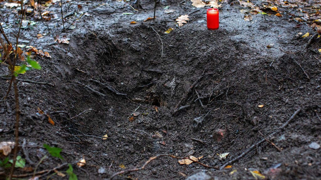 Die Polizei hat in einem Wald in Duisburg die Leiche einer jungen Frau gefunden. Es ist die vermisste Mine O.