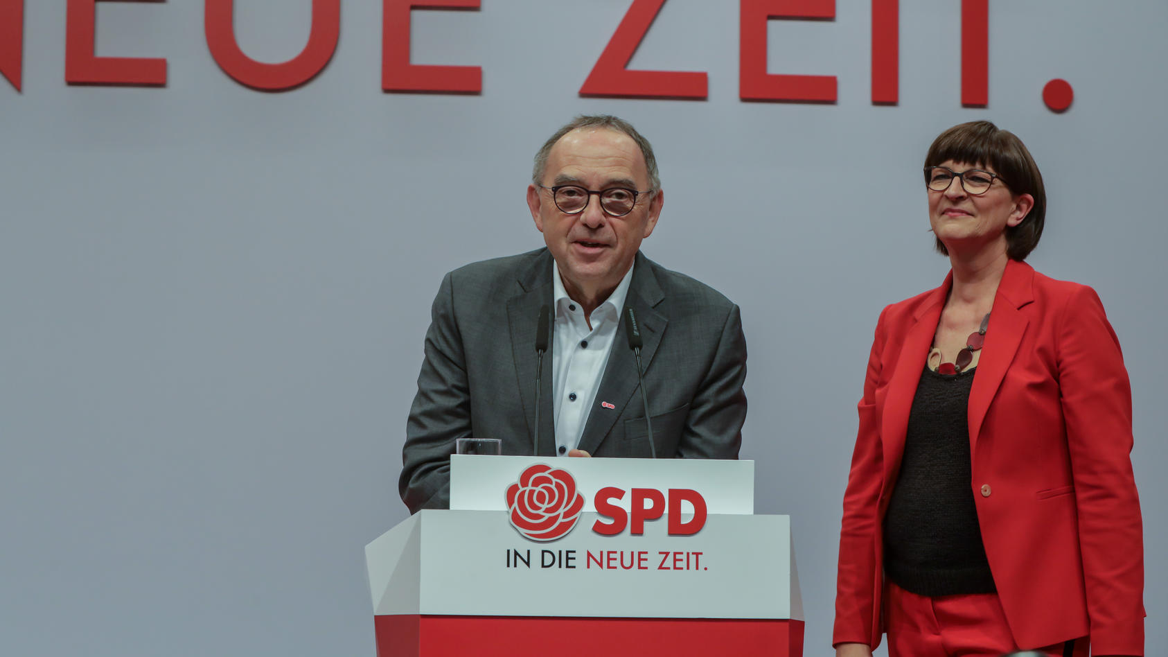 DEU, Deutschland, Berlin, 06.12.2019: SPD-Bundesparteitag, Saskia Esken und Norbert Walter-Borjans, sind als SPD-Vorsit