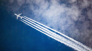 ARCHIV - 22.07.2019, Nordrhein-Westfalen, Langenfeld: Ein Flugzeug hinterlässt Kondensstreifen am blauen Himmel. Foto: Federico Gambarini/dpa +++ dpa-Bildfunk +++