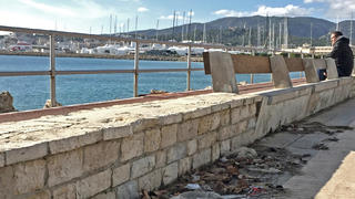 24.11.2019, Spanien, Mallorca: Auf der Strandpromenade von Palma liegt ein Abfallhaufen. Um den Massen an Plastik und Einwegverpackungen Herr zu werden, haben die Balearen seit Anfang des Jahres ein neues Gesetz. (zu dpa "«Plastikfreier Urlaub»: Mallorcas Kampf gegen den Müll") Foto: Carola Frentzen/dpa +++ dpa-Bildfunk +++