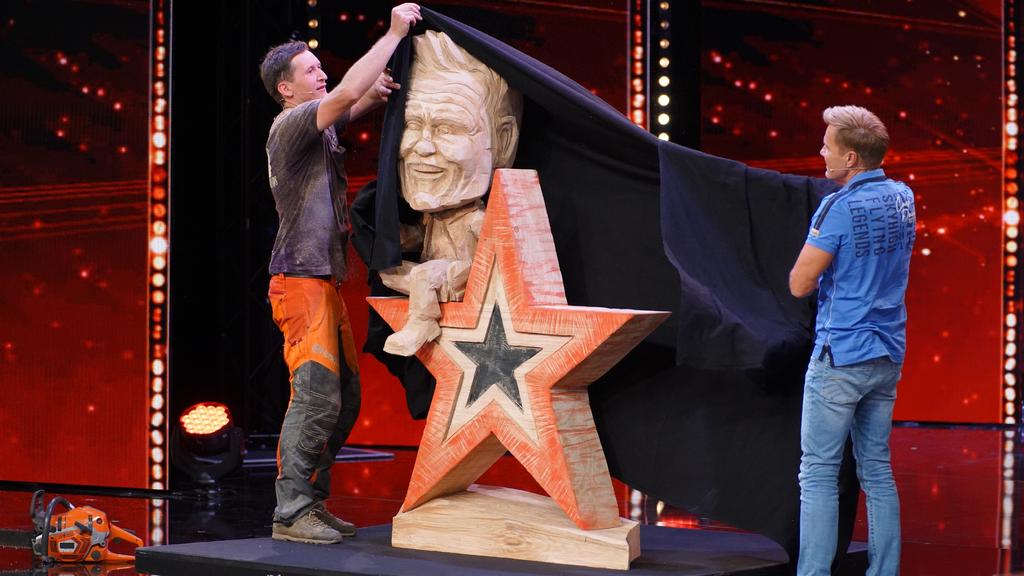 Supertalent 2019 Dieter Bohlen Aus Holz Florian Will Den Juror Mit Der Kettensage Schnitzen