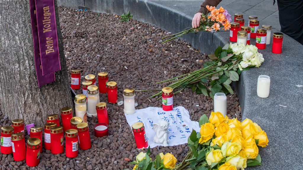 08.12.2019, Bayern, Augsburg: Am Königsplatz legt eine Frau Blumen nieder. Ein Feuerwehrmann war am Abend des 06.12.2019 in seiner Freizeit hier in einer Auseinandersetzung mit einer Gruppe so schwer verletzt worden, dass er starb. Foto: Stefan Puchn