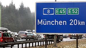 Die Fahrzeuge von Wintersportlern und Urlaubsheimkehrern stauen sich am Samstag (03.01.2009) auf der Autobahn 8 vor München (Oberbayern). Auf vielen bayerischen Autobahnen staut es sich seit den frühen Morgenstunden und es ist mit erheblichen Verzögerungen zu rechnen. Foto: Lukas Barth dpa/lby +++(c) dpa - Bildfunk+++