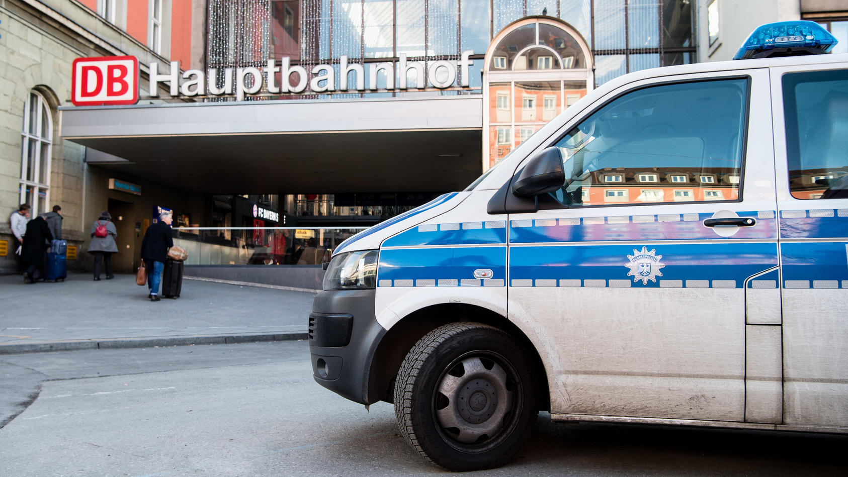 Ein Fahrzeug der Bundespolizei steht vor einem Eingang zum Hauptbahnhof.