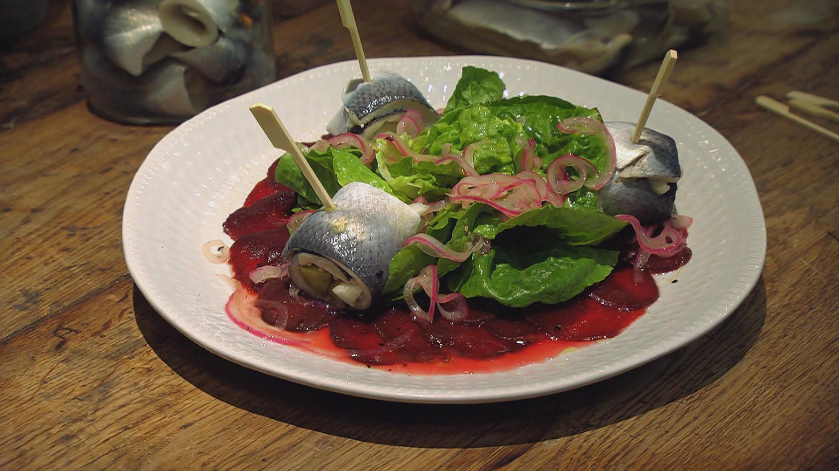 Rote-Bete-Salat mit Rollmops: die Vorspeise von Andrea Schirmaier-Huber und Ronny Loll