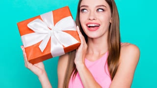 Frau mit Geschenk