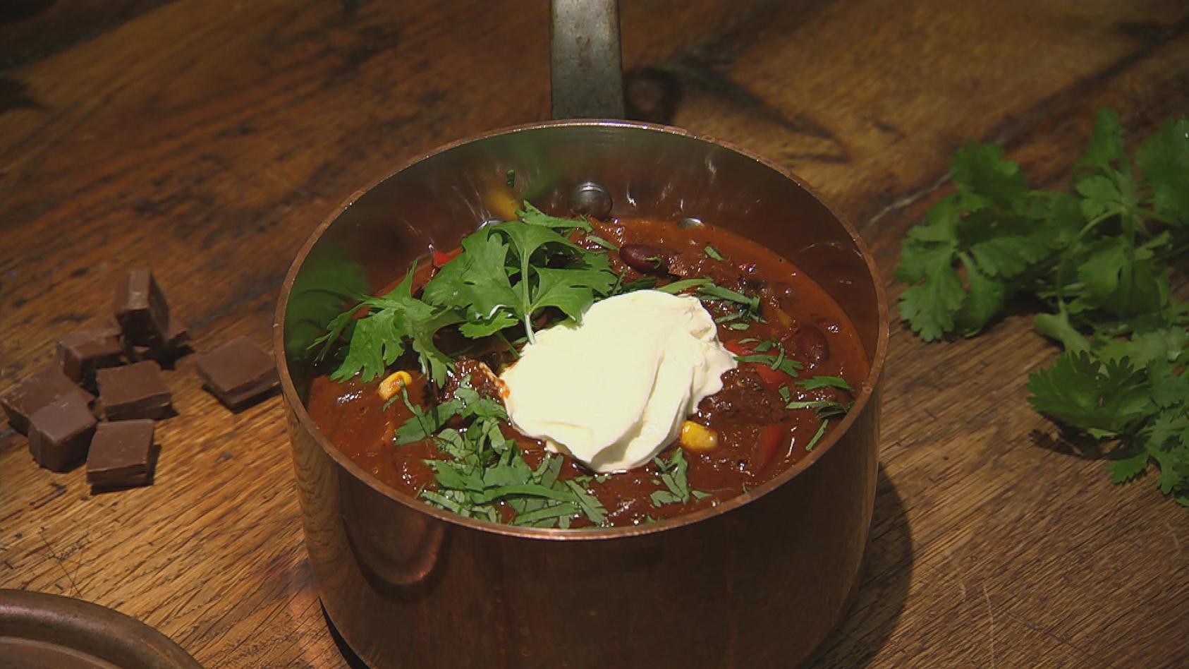 Chili con Schoko et Carne: Die Hauptspeise von Meta Hiltebrand und Ronny Loll