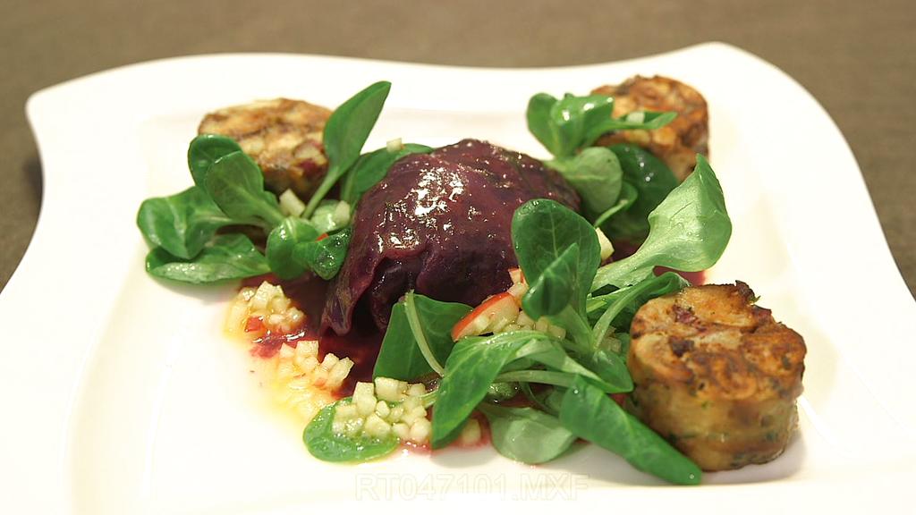 Geschmorte Rotkohlpäckchen mit Brezelknödel und Apfel-Feldsalat