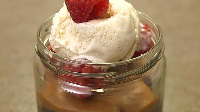 Brownie Im Glas mit Erdnuss-Salzkaramell