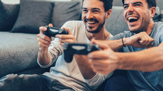 Männer spielen Playstation