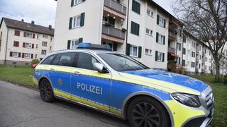  Update: O-Ton Polizei - 37-jährige wird von Nachbar erstochen Update: O-Ton Polizei: Jörg Kiefer Polizei Lörrach Gestern kam es zu einem Tötungsdelikt. Was wir bisher wissen ist das ein Mann auf eine Frau mit einem Messer eingestochen hat, und sie getötet hat. Die genauen Hintergründe sind noch Gegenstände der Ermittlungen. Sie haben sich gekannt. Die Frau wurde im Flur tot aufgefunden. Der Tatverdächtige konnte festgenommen werden Erstmeldung:Am Sonntag, 08.12.19, am frühen Nachmittag wurde eine 37-jährige Frau in einem Mehrfamilienhaus am Rande der Kernstadt erstochen. Nach bisherigen Erkenntnissen betrat ein 38-jähriger Nachbar der Frau die Wohnung und stach aus bislang unbekanntem Grund mehrfach auf die Frau ein. Diese wurde durch die Messerstiche getötet. Der dringend Tatverdächtige konnte im Treppenhaus des Haus