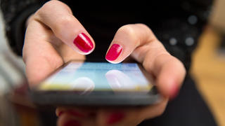 ARCHIV - 28.03.2017, Berlin: ILLUSTRATION - Eine Frau tippt auf einem Smartphone. (zu dpa "Forscher entdecken Sicherheitslücke im SMS-Nachfolger RCS") Foto: Sebastian Gollnow/dpa +++ dpa-Bildfunk +++