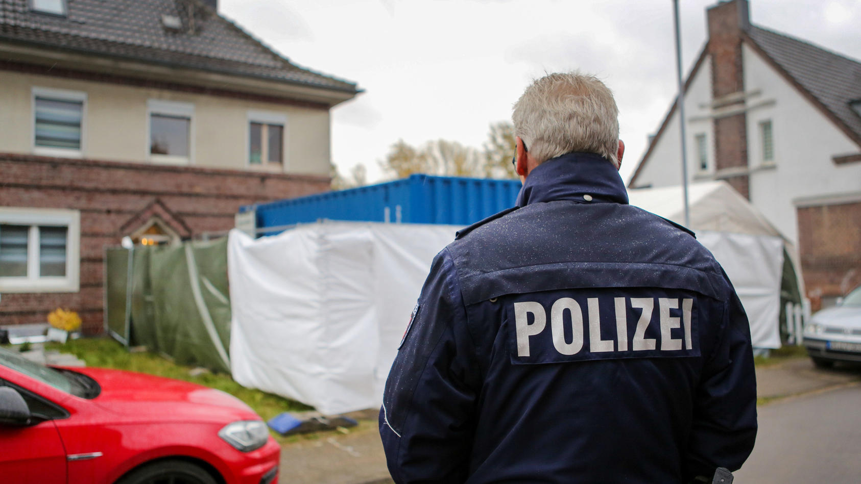 ARCHIV - 11.11.2019, Nordrhein-Westfalen, Alsdorf: Ein Haus wird von der Polizei mit Unterstützung des THW durchsucht. Hier wurde ein Verdächtiger festgenommenen und seine Wohnung durchsucht. Der Missbrauchsfall von Bergisch Gladbach weitet sich aus.