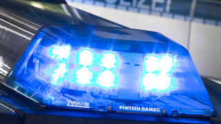 SYMBOLBILD - 27.07.2015, Niedersachsen, Osnabrück: SYMBOLFOTO - Ein Blaulicht auf dem Dach eines Polizeiwagens.   (zu dpa: «Drei Männer sollen junges Mädchen vergewaltigt haben") Foto: Friso Gentsch/dpa +++ dpa-Bildfunk +++