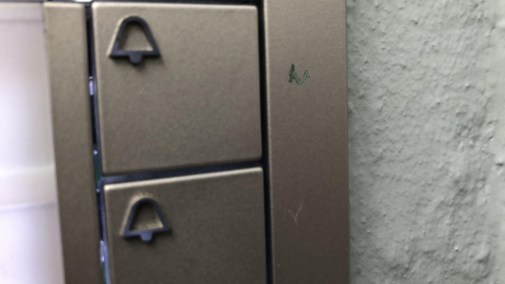 Mysteriösen Zeichen an Klingeln in Hamburg.