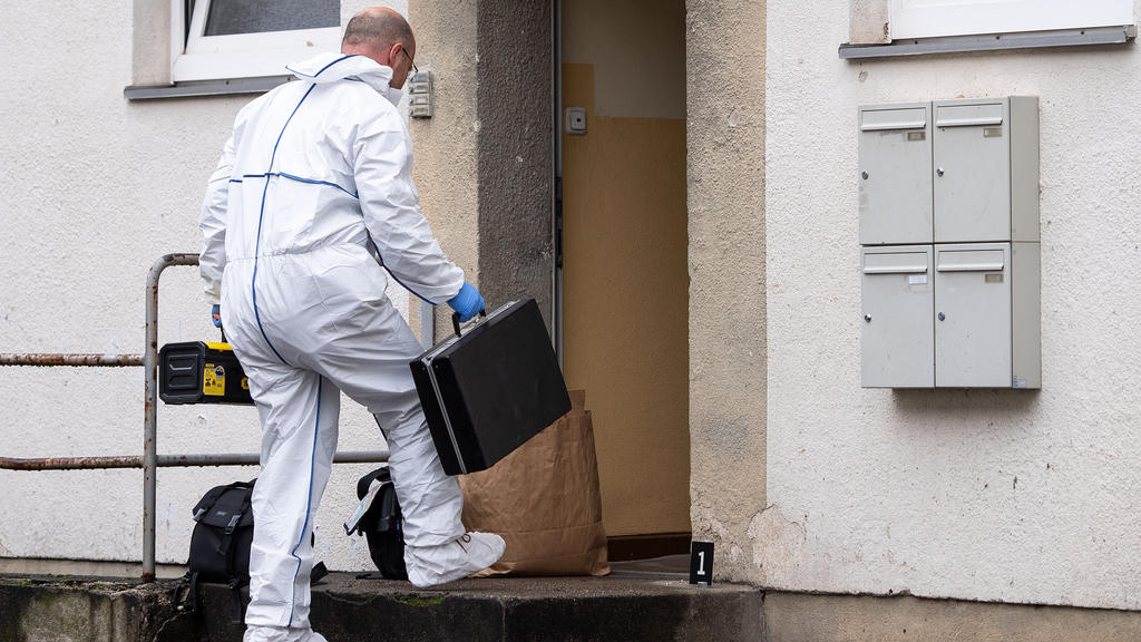 13.12.2019, Nordrhein-Westfalen, Köln: Ein Polizist der Spurensicherung betritt ein Haus. Hier soll ein Mann zwei Mitarbeiter der Stadt Köln bei einem Hausbesuch mit einem Messer angegriffen und einen von ihnen tödlich verletzt haben. Der mutmaßliche