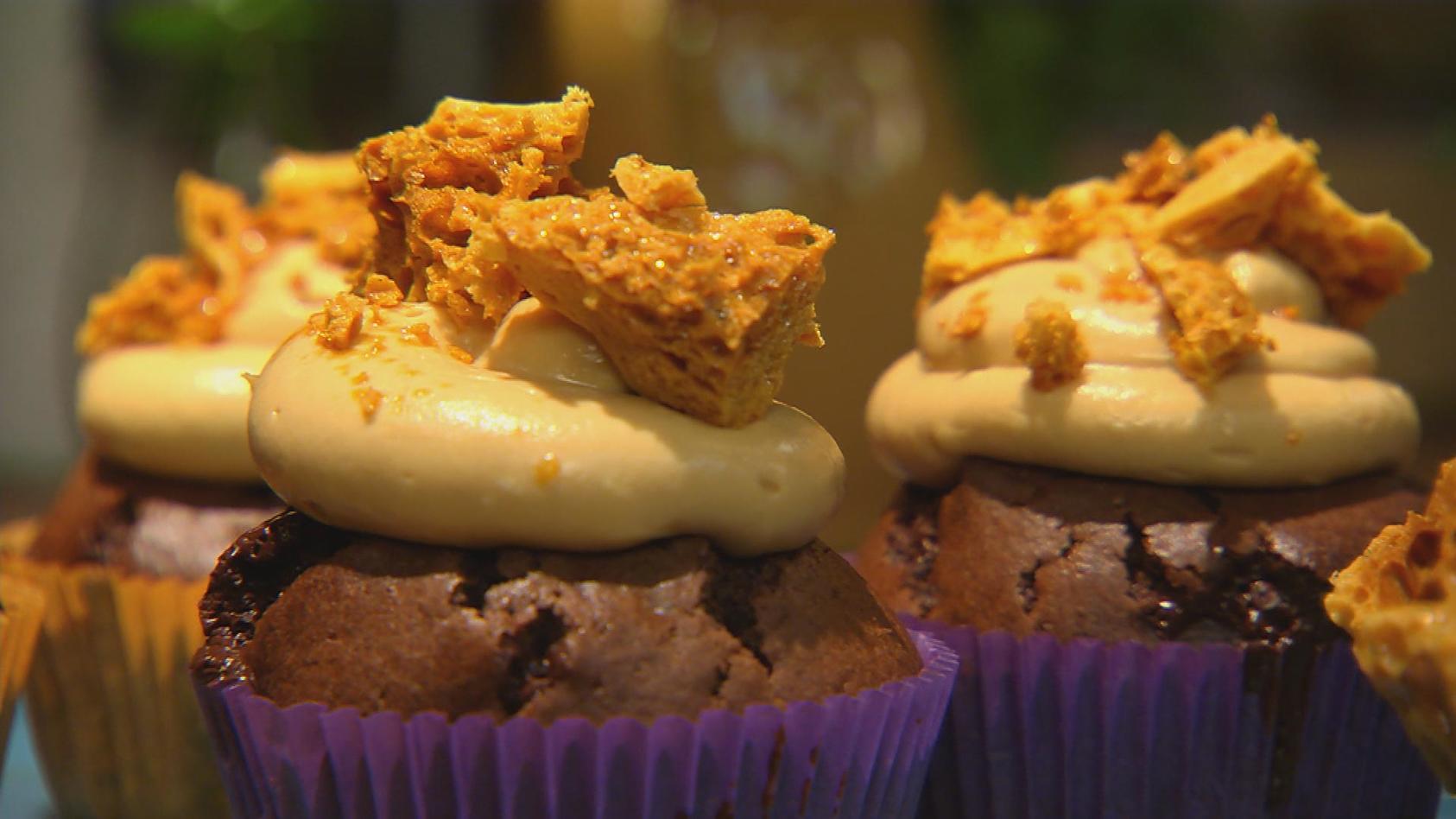 Schoko-Karamell-Cupcakes mit Honeycomb: das Dessert von Andrea Schirmaier-Huber und Ludwig Heer 