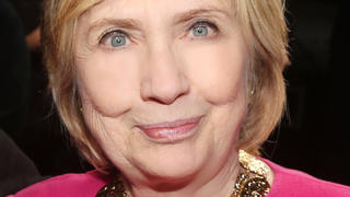 Hillary Clinton (72) hat sich optisch ganz schön verändert. Mit deutlich aufgepolsterten Wangen und ohne Tränensäcke zeigte sie sich bei einer Musicalpremiere am Broadway.
