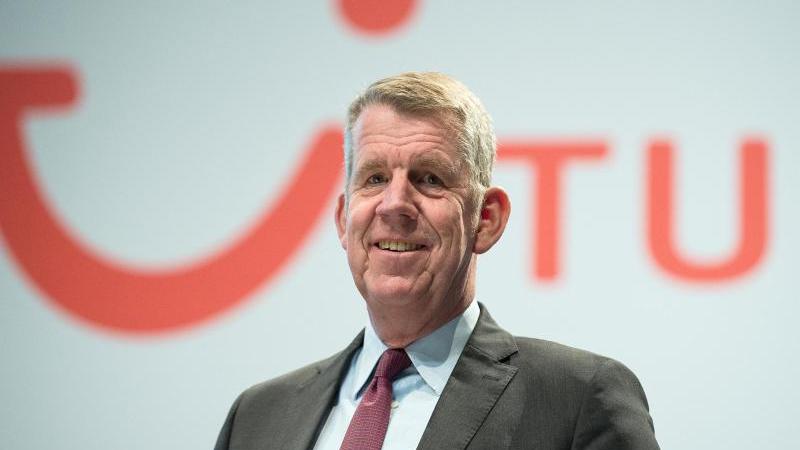 Fritz Joussen steht auf einer Bühne