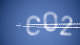  FOTOMONTAGE, Flugzeug mit Kondensstreifen und Schriftzug CO2 am Himmel *** PHOTOMONTAGE, aircraft with condensation trails and CO2 lettering in the sky