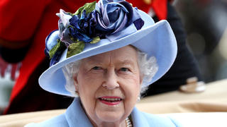 ARCHIV - 18.06.2019, Großbritannien, Ascot: Die britische Königin Elizabeth II. lächelt bei ihrer Ankunft mit einer Kutsche beim Pferderennen Royal Ascot. (zu dpa "Queen sucht Social-Media-Chef") Foto: Jonathan Brady/PA Wire/dpa +++ dpa-Bildfunk +++
