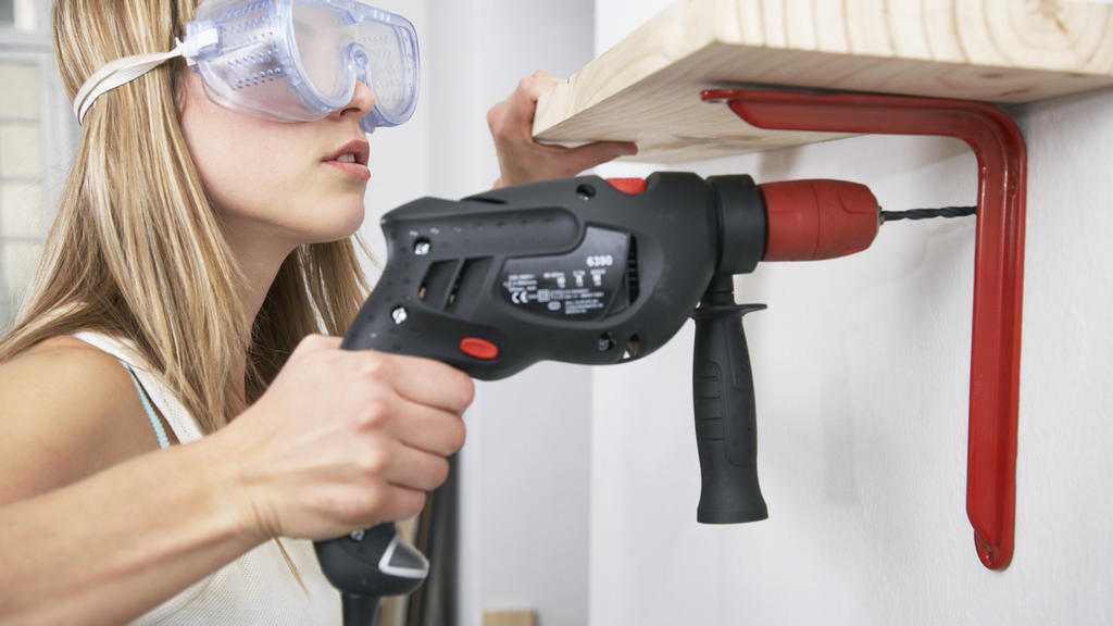 Frau mit Bohrmaschine