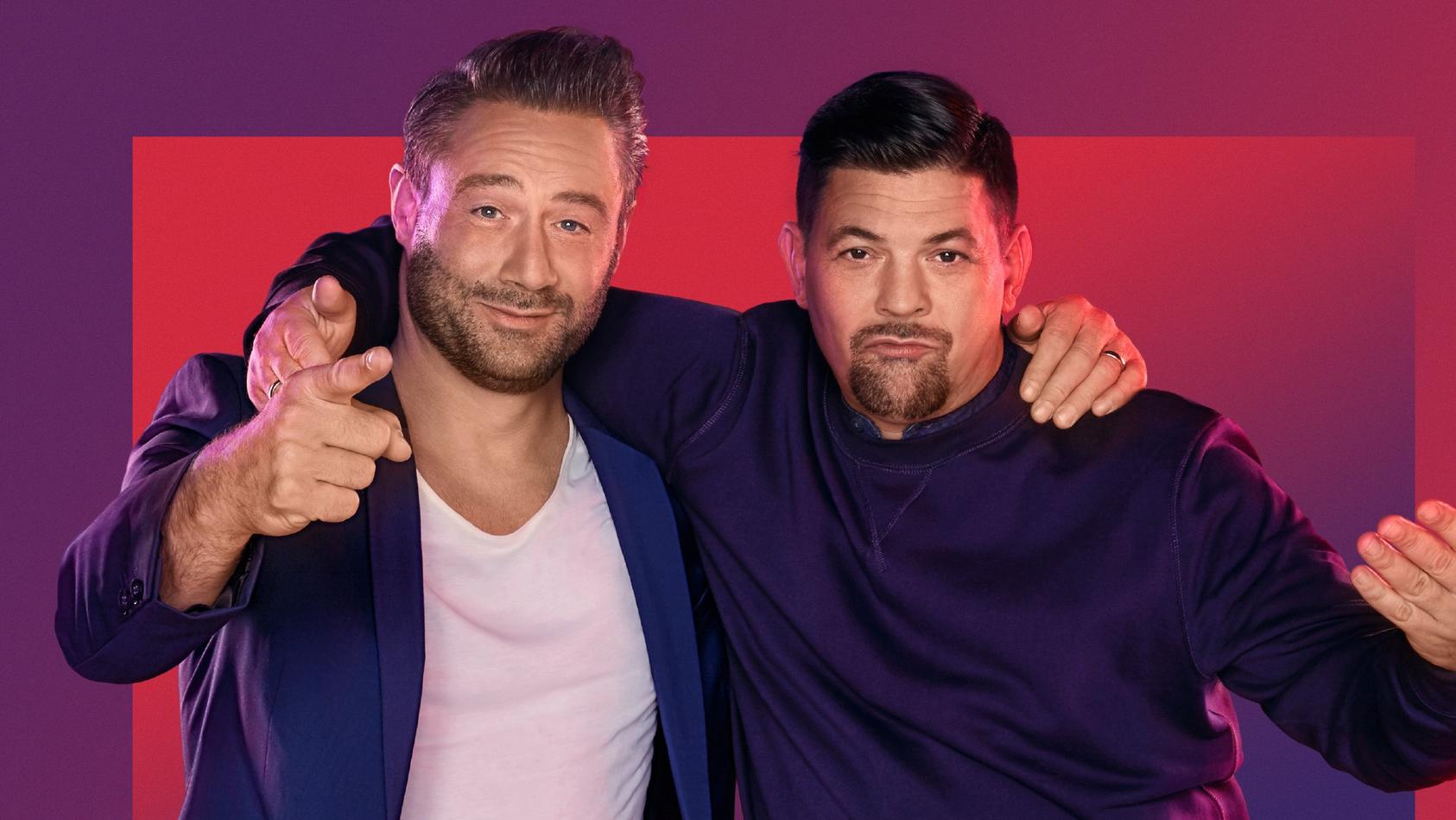 Tim Mälzer und Sänger Sasha sind "Best Buddies" und kämpfen gemeinsam in ihrer neuen Live-Show „Alles auf Freundschaft“.